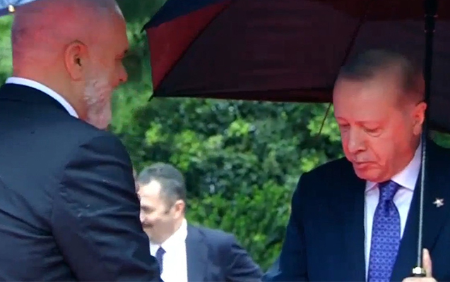 Ev sahibinin ayaqqabısı Ərdoğanın marağına səbəb oldu - VİDEO