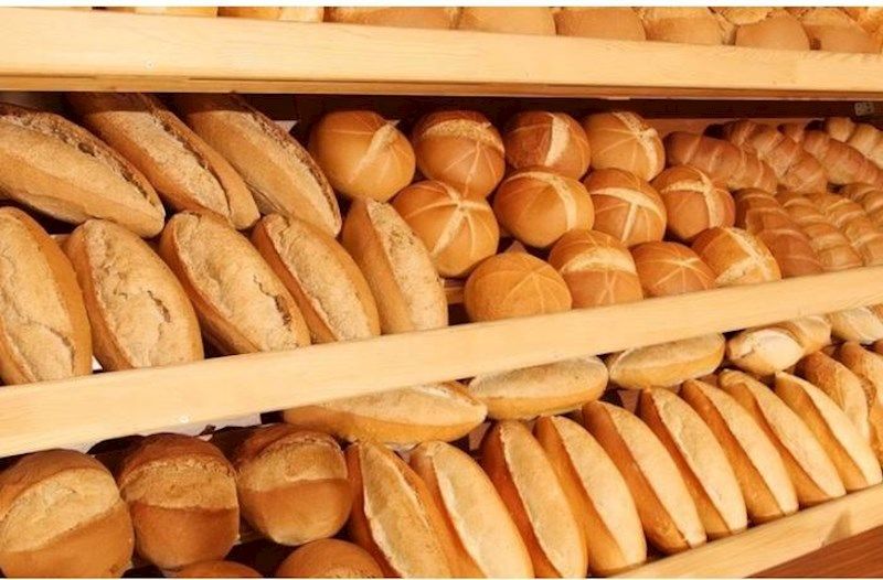 İDDİA: Bakıda çörəyin içindən tük çıxdı -VİDEO