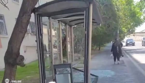 Bakıda güclü külək dayanacağın şüşəsini sındırdı &ndash; <span style="color:#ff0000">VİDEO</span>