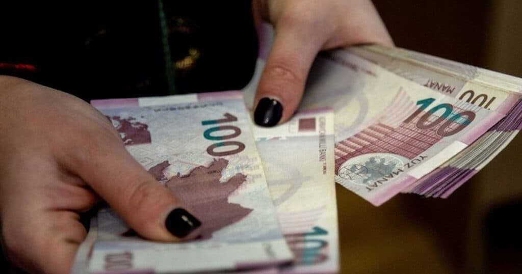 Azərbaycanda bu sahələrdə maaş 2 min manatdan <span style="color:#ff0000">yüksəkdir</span>