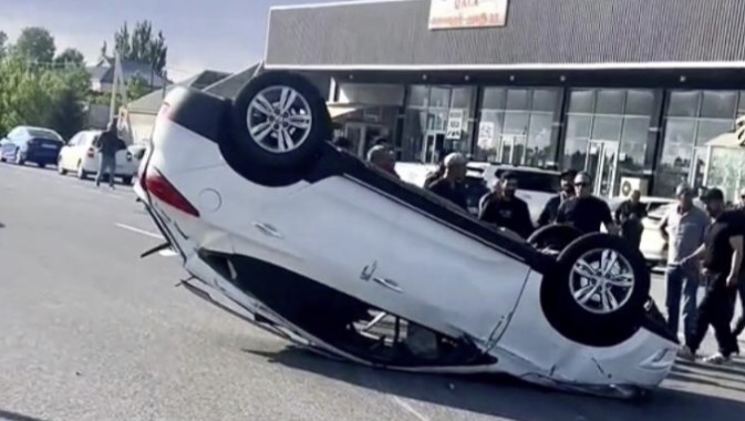 Piyadanı vurmaq istəmədi, maşını aşırdı- VİDEO