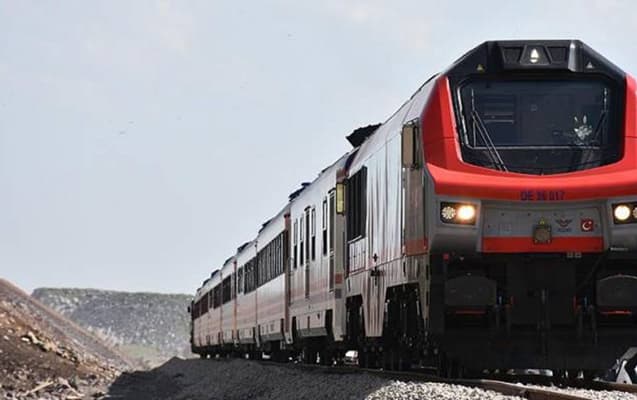 Yük maşını qatarla toqquşub, 3 nəfər xəsarət alıb