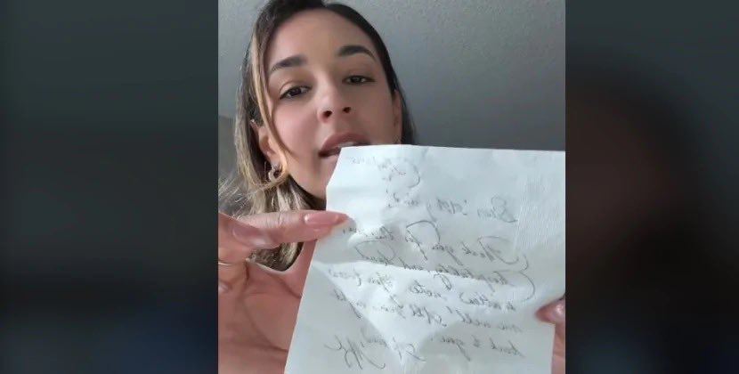 Stüardessa Meqan Marklın təyyarədə yazdığı qeydi paylaşdı