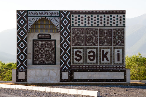 Şəkidə DƏHŞƏT: Qadın atasının evində əri tərəfindən qətlə yetirildi