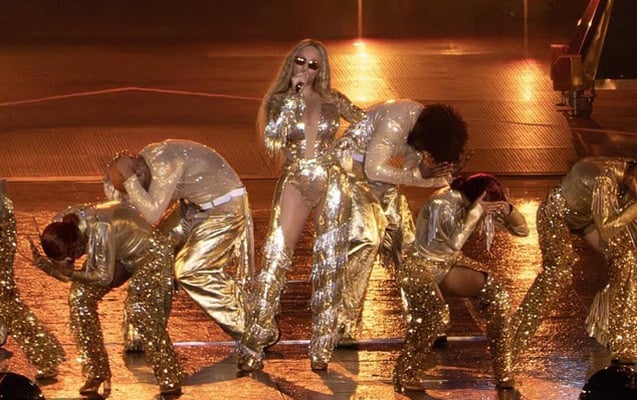 Beyonsun səhnədə şalvarı düşdü -VİDEO