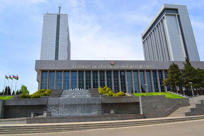 Milli Məclis önündə insident: İdmançı "Lexus"la qadın sürücünün qarşısını kəsdi