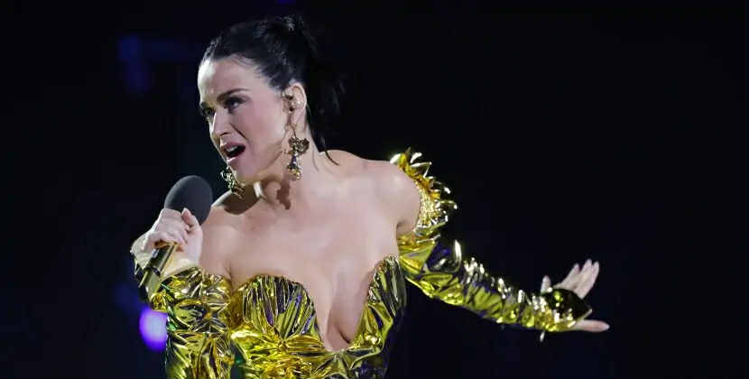 Amerikalı müğənni konsert zamanı pərəstişkarının hücumuna məruz qalıb - VİDEO