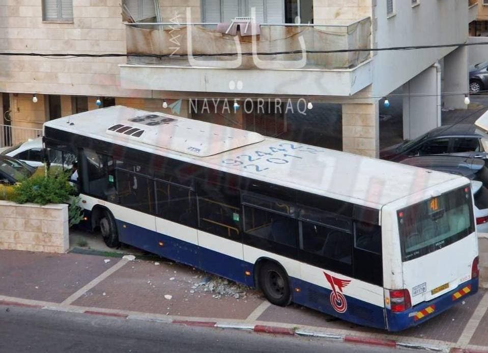 İsraildə avtobus yaşayış binasına<span style="color:#ff0000"> ÇIRPILDI</span>
