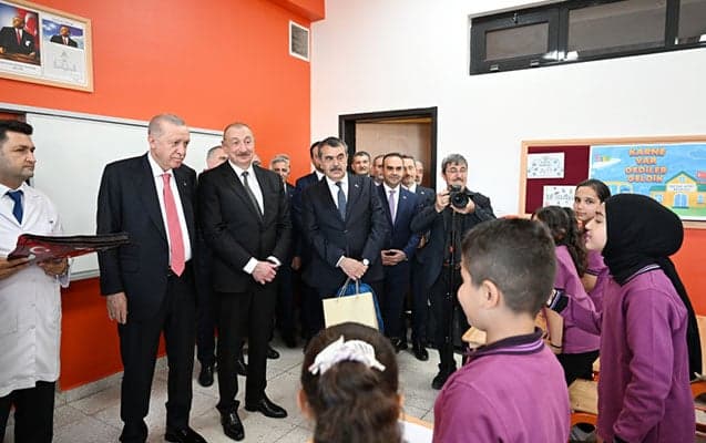 Ərdoğan uşaqlardan Heydər Əliyevi soruşdu, xorla cavab verdilər - <span style="color:#ff0000">VİDEO</span>
