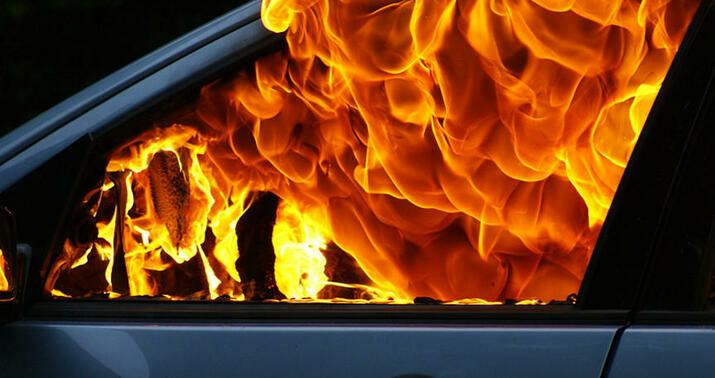 Qobustanda avtomobil yandı