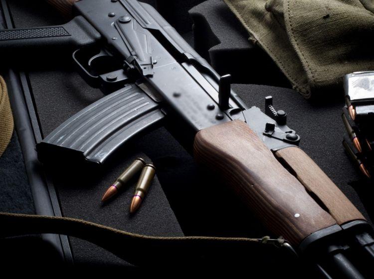 Zərdabda qanunsuz saxlanılan silahlar polisə təhvil verildi