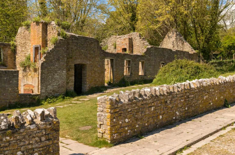 Müharibə vaxtı tərk edilmiş kənd turistləri cəlb edir - FOTOLAR