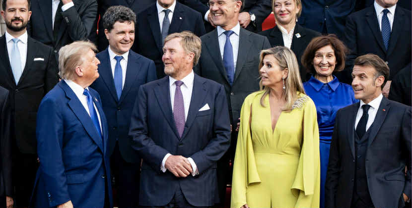 Hollandiya kraliçası Trampı ələ salıb? - FOTO