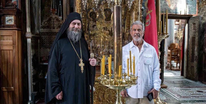 
Mel Gibson gizli şəkildə Serb monastırını ziyarət edib - <span style="color:#ff0000">FOTO</span>