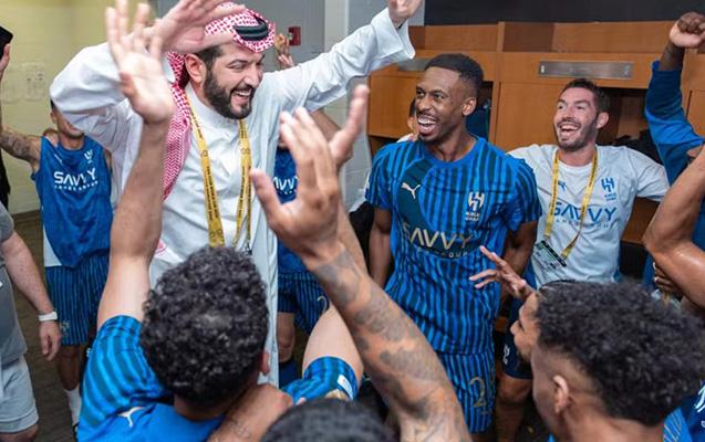 Futbolçulara 2 milyon verdi