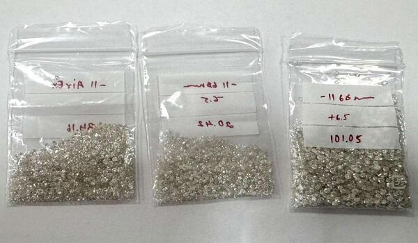 Bakıya gələn şəxsdə külli miqdarda brilyant tapıldı - FOTO