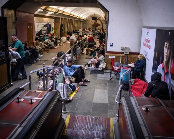 Kiyevdə əhali metroya sığındı - VİDEO