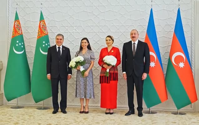 Liderlər və övladları şəkil çəkdirdilər <span style="color:#ff0000">- VİDEO</span>