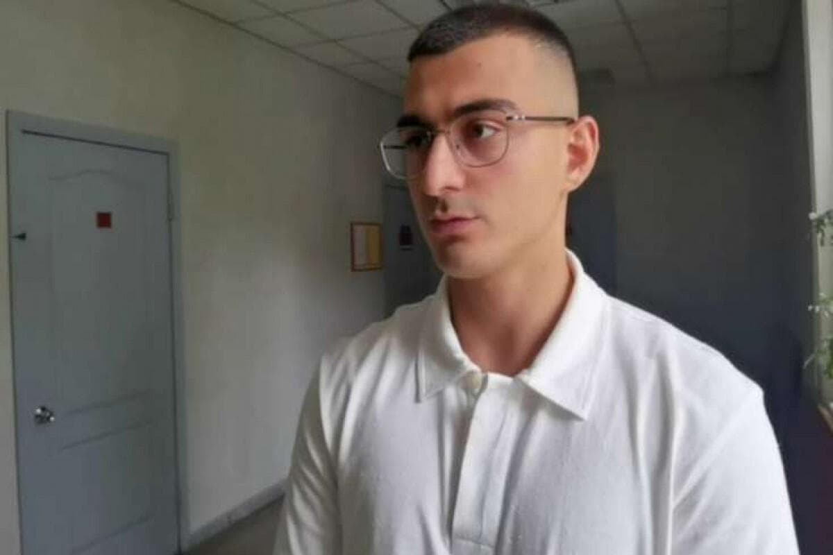 
Yekaterinburqda Şahin Şıxlinskinin oğlu məhkəmə qarşısına çıxarılır