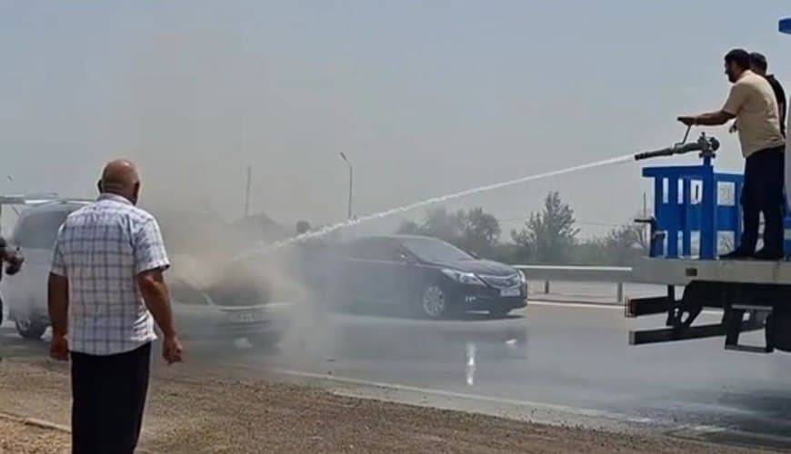Yolda alışan &ldquo;Mercedes&rdquo;i su maşını söndürdü -<span style="color:#ff0000"> VİDEO</span>
