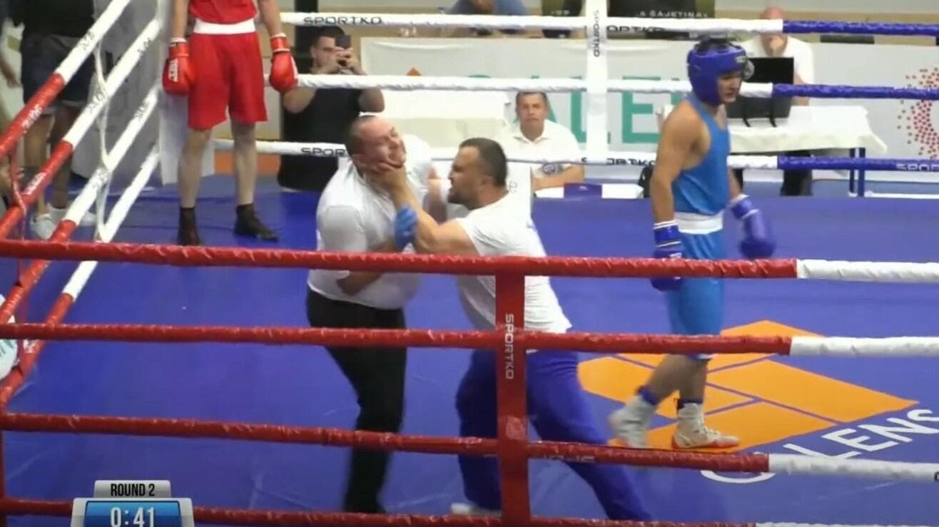 Ədalətsizlik etdi, məşqçimiz dözmədi, hakimi vurdu - <span style="color:#ff0000">VİDEO</span>