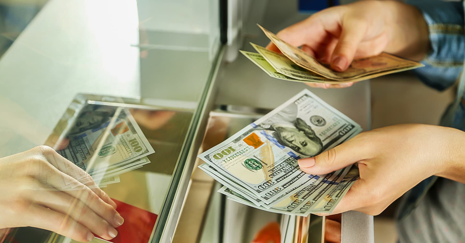 Rusiyada dollar <span style="color:#ff0000">BİR</span> <span style="color:#ff0000">GECƏDƏ</span> <span style="color:#ff0000">BAHALAŞDI</span>