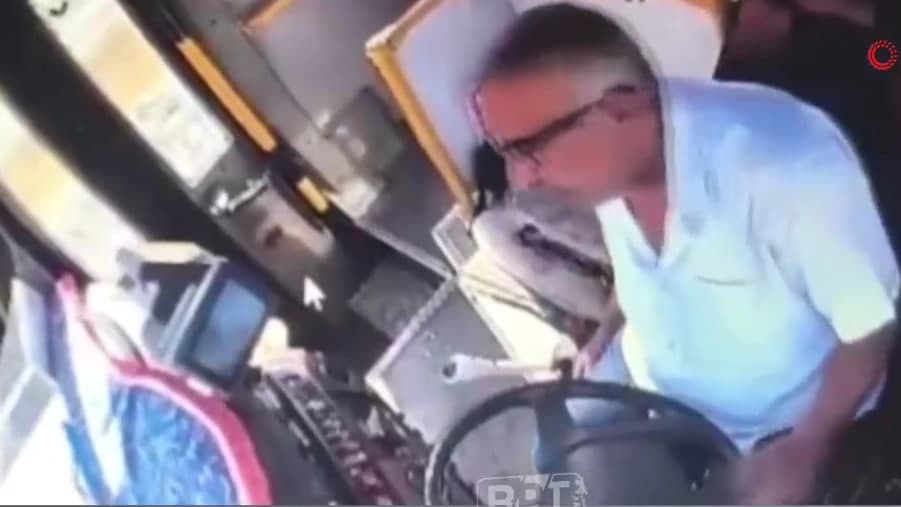Avtobusda həyəcan dolu ANLAR - <span style="color:#ff0000">Sürücünün ürəyi getdi, sonra isə... - VİDEO</span>