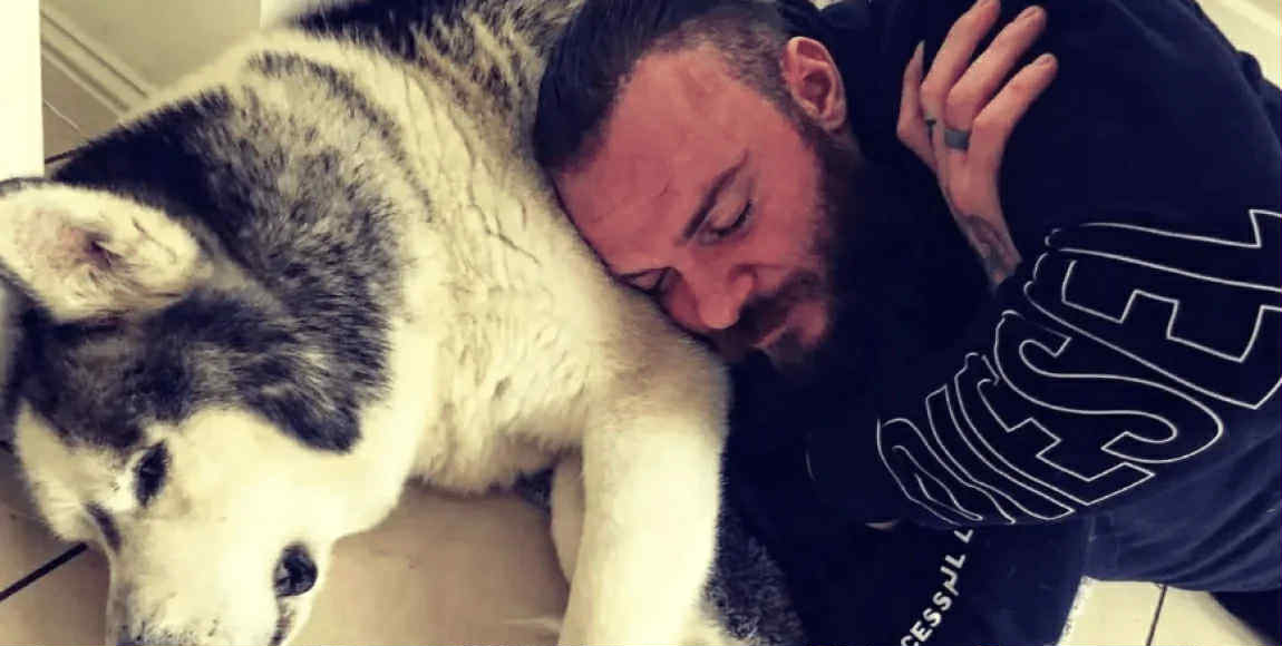 Bir zamanlar iti ilə maşında yatan kişi dünya ulduzuna çevrildi - FOTOLAR