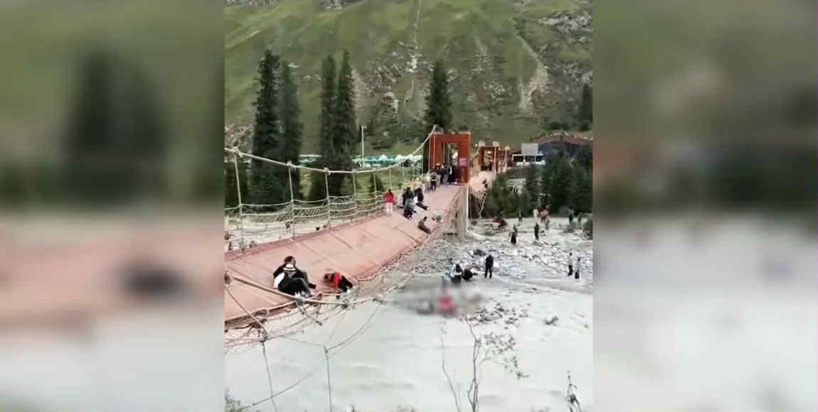 Çində turistlərin olduğu asma körpü uçub:<span style="color:#ff0000"> Çoxlu sayda ölən və yaralanan var - VİDEO</span>