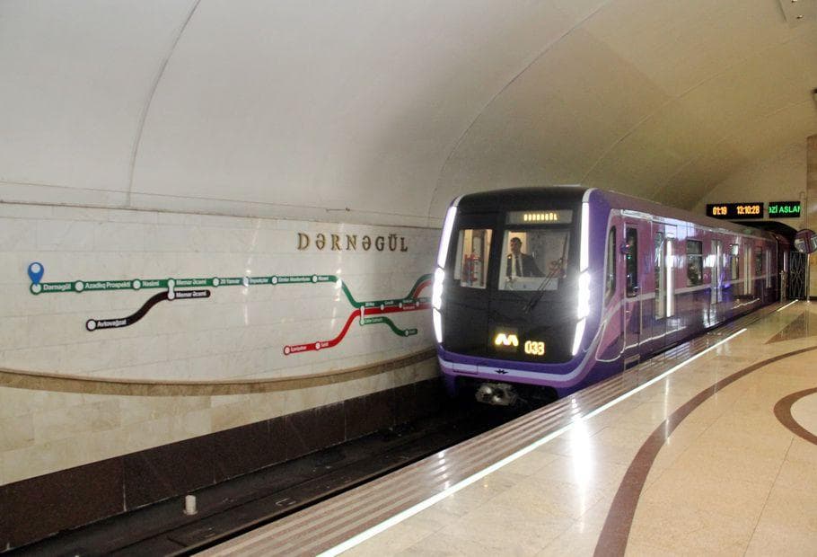 Bakı metrosunda uşaq doğuldu