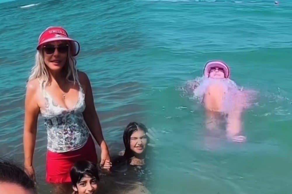 Xalq artisti dənizdə paltarla çimdi - <span style="color:#ff0000">VİDEO</span>