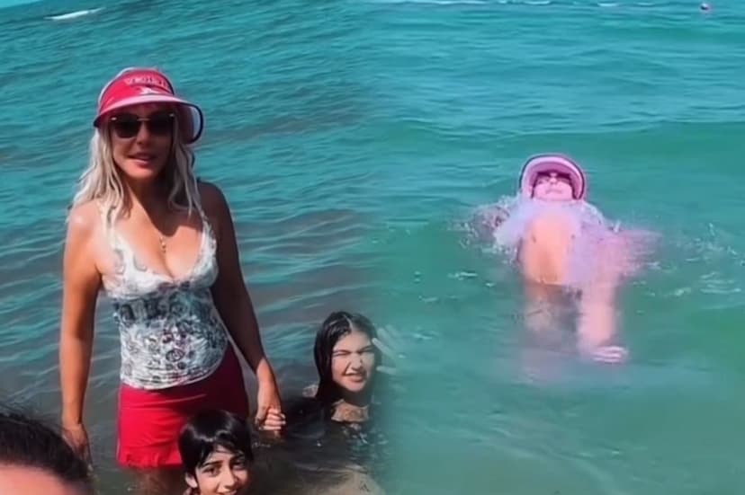 Xalq artisti dənizdə paltarla çimdi