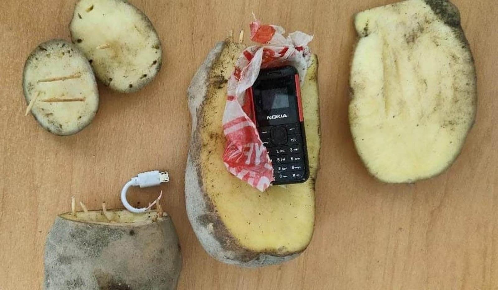 Telefonu kartofun içərisində keçirmək istədi, saxlanıldı - <span style="color:#ff0000">FOTO</span>