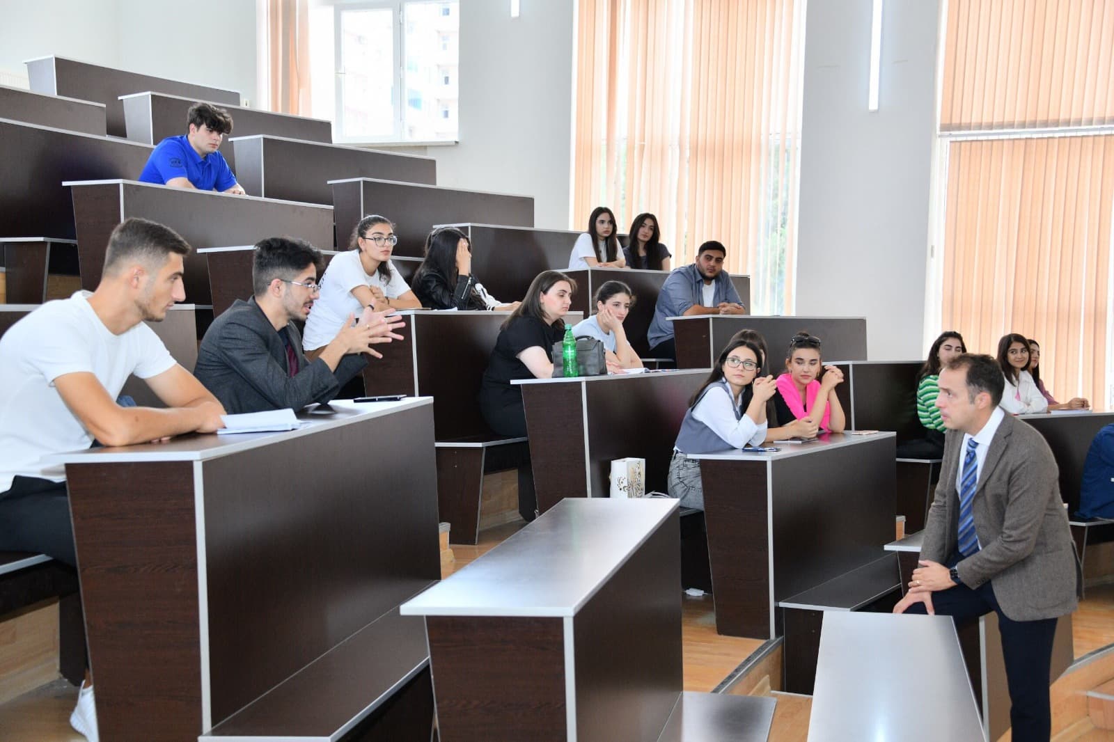 İllik təhsil haqqını tam tələb edən UNİVERSİTETLƏR