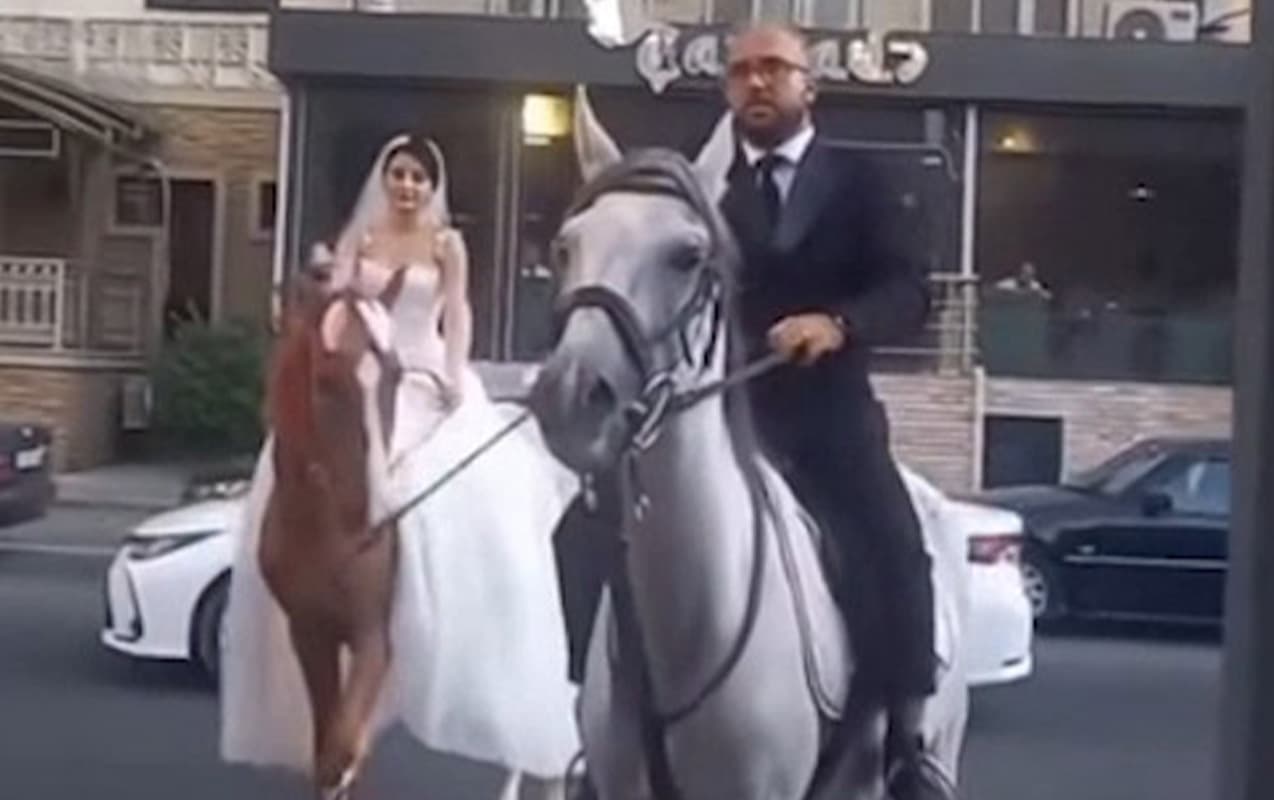 Bakıda bəylə gəlin toya at belində getdi &ndash;<span style="color:#ff0000"> VİDEO</span>