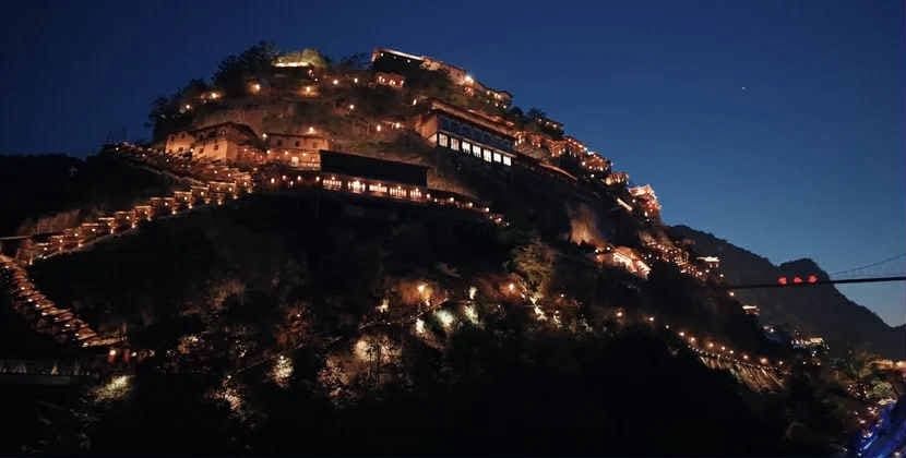 Ən təhlükəli cazibə: Tərk edilmiş mədən milyonlarla turisti cəlb edir