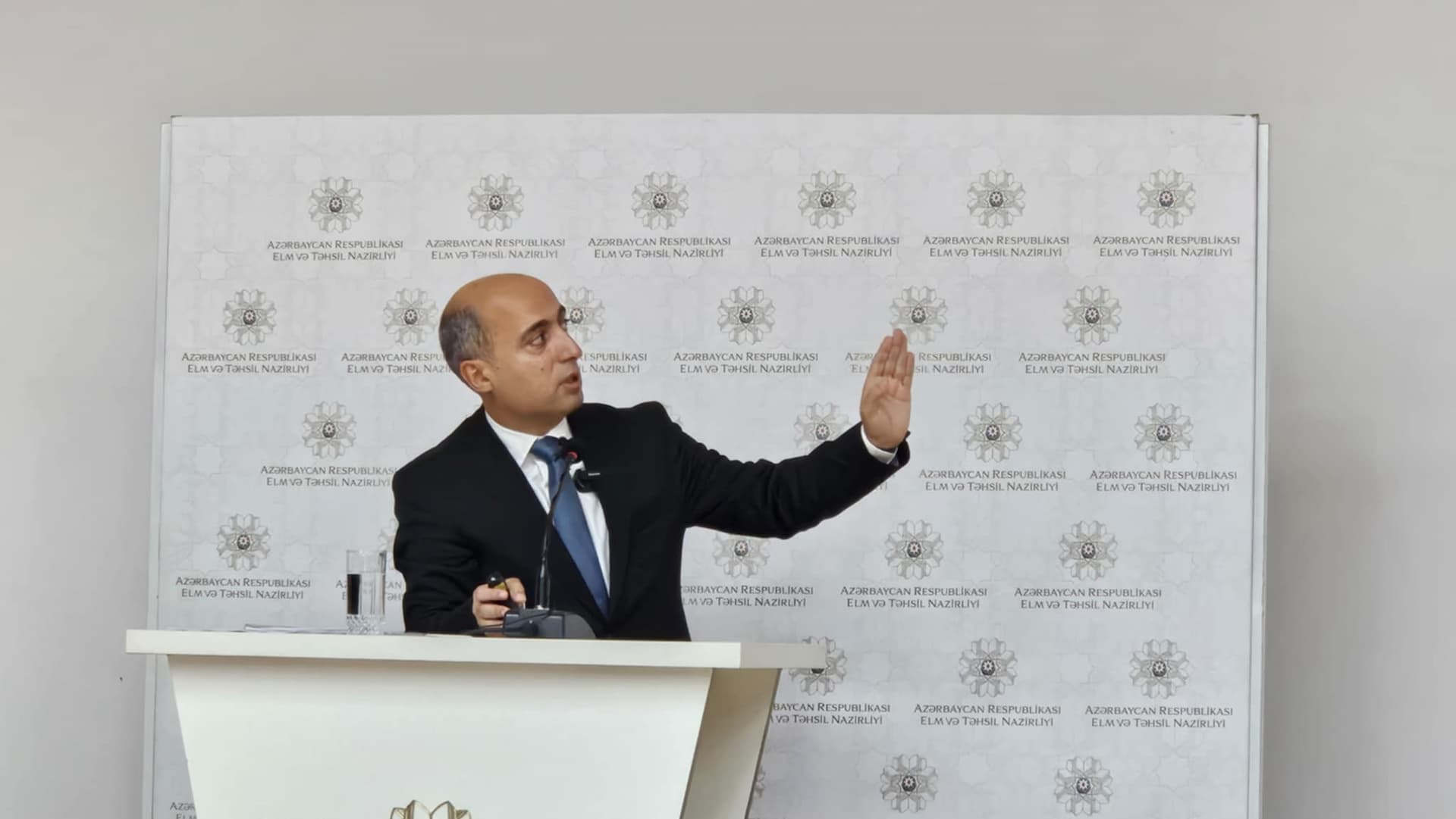 &quot;Müəllim sinfini təmir etmək istəyirsə bunu başa düşürük&quot; -<span style="color:#ff0000"> Emin Əmrullayev</span>