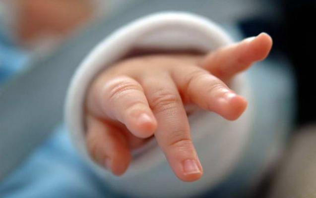 Bir yaşlı körpə anasının qucağından düşərək ölüb