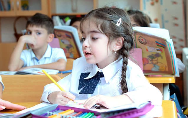 Birinci siniflərdə azalma davam edir: <span style="color:#ff0000">Təhsil sistemində yeni reallıq</span>