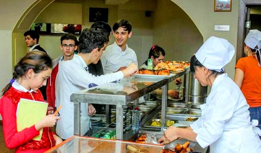 Məktəblilər necə qidalanmalıdır? - <span style="color:#ff0000">Dərs nailiyyətlərinin gizli açarı</span>