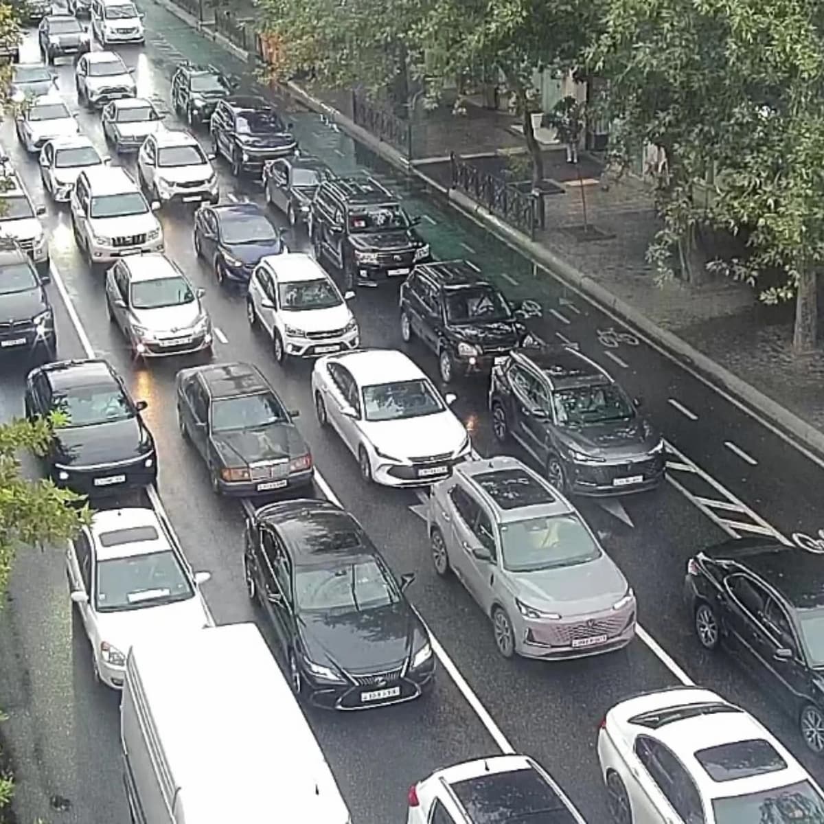 
Bakının bir sıra yollarında nəqliyyatın sıxlığı yaranıb