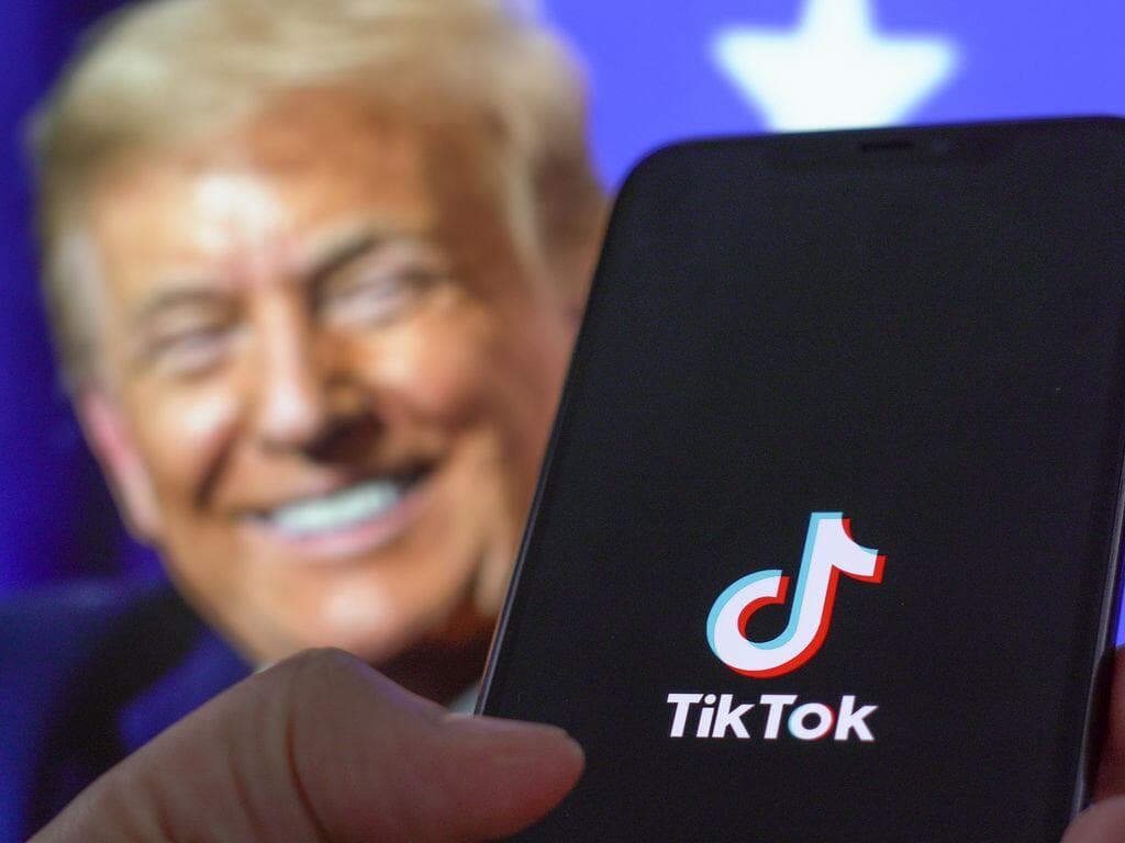 
Tramp &quot;TikTok&quot;la bağlı fərman imzaladı