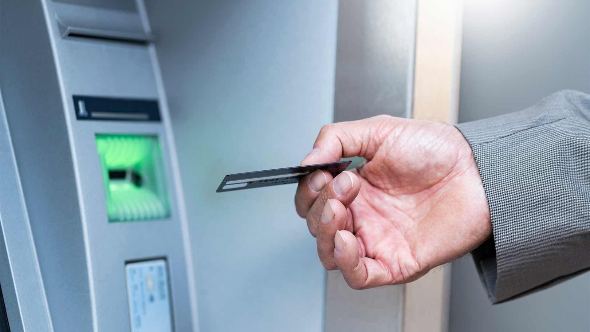 
Ağdamda ofisiant kababçının bank kartından<span style="color:#ff0000"> 2 820 manat oğurladı</span>
