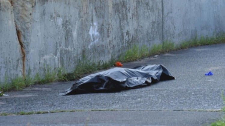 
67 yaşlı qadın küçədə ölü tapıldı