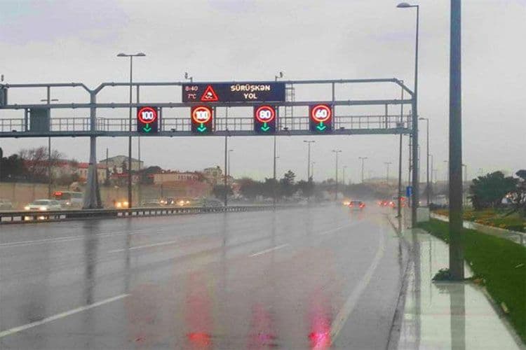 Yağışlı havaya görə Hava Limanı yolunda sürət həddi endirildi