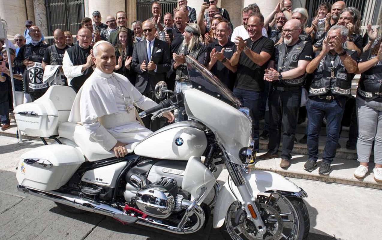 Roma Papasının motosikleti hərracda satıldı - FOTO
