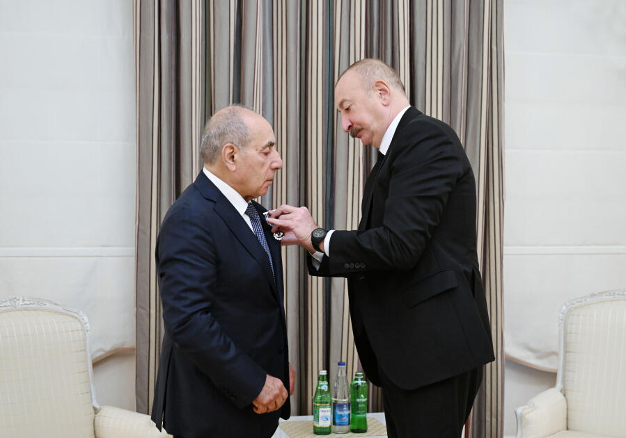 Prezidenti İlham Əliyev Yaqub Eyyubova "İstiqlal" ordenini təqdim edib - FOTO