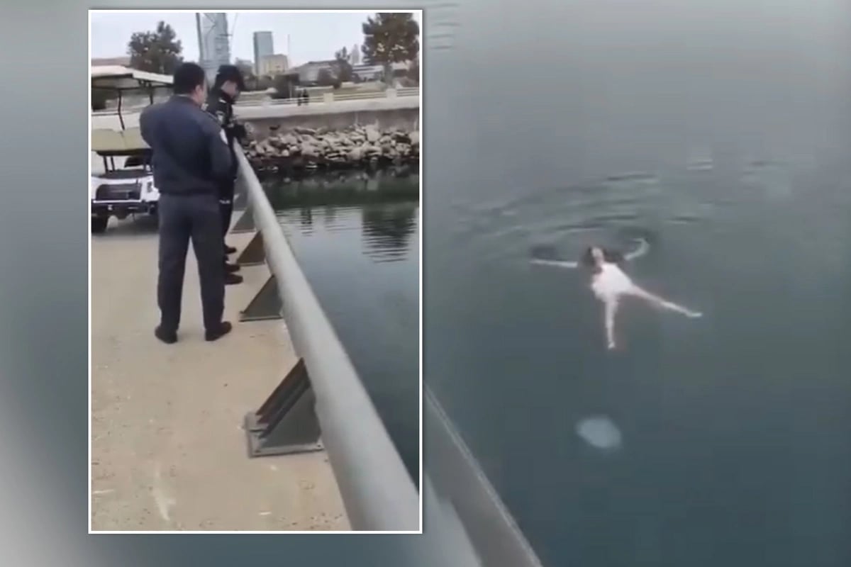 Turist qadın bulvarda çimdi