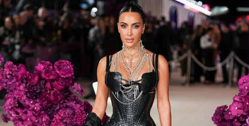 Kim Kardaşyan növbəti dəfə məşhur model və türk dizaynerin işini oğurladı - FOTOLAR