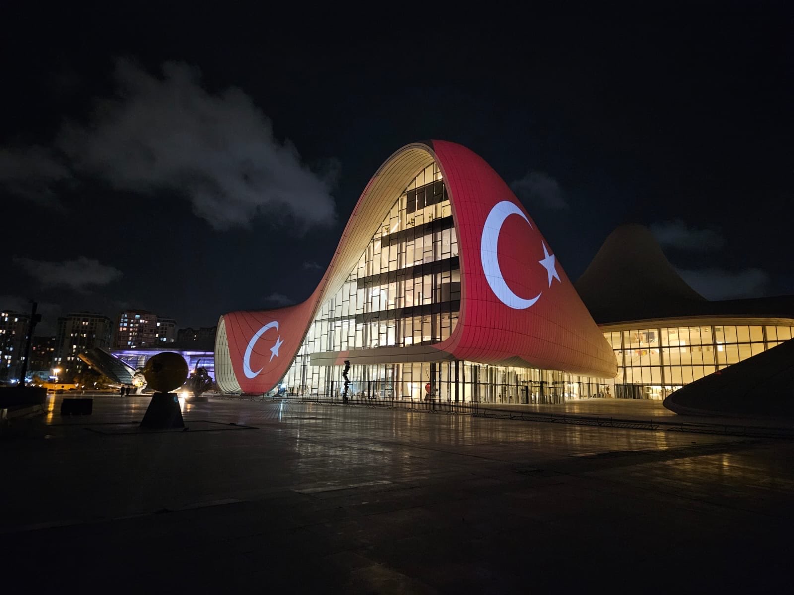 Heydər Əliyev Mərkəzi Türkiyə bayrağı ilə işıqlandırıldı - FOTO